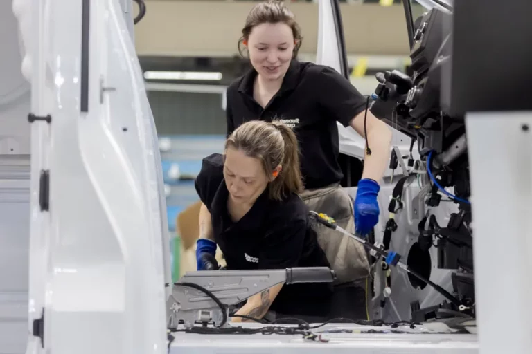 « Les filles découvrent qu’elles peuvent être cheffes dans l’aéronautique » : quand les quartiers populaires partent à l&rsquo;assaut des clichés de genre